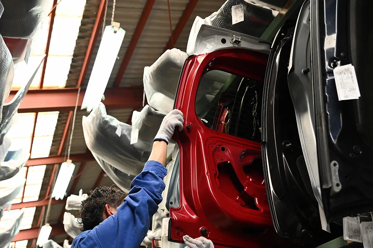 写真：自動車部品のチェック作業